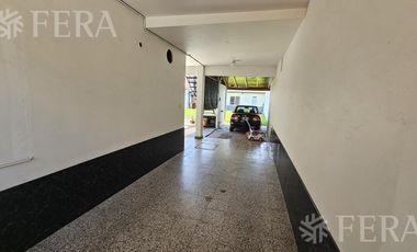 Venta de casa de 5 ambientes con cochera y quincho en Wilde