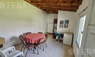 Venta de casa de 5 ambientes con cochera y quincho en Wilde
