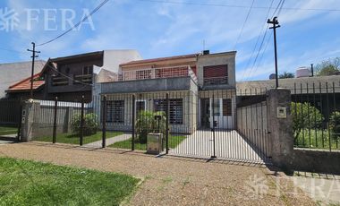 Venta de casa de 5 ambientes con cochera y quincho en Wilde