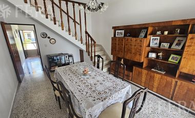 Venta de casa de 5 ambientes con cochera y quincho en Wilde