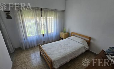 Venta de casa de 5 ambientes con cochera y quincho en Wilde