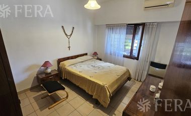 Venta de casa de 5 ambientes con cochera y quincho en Wilde