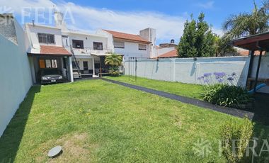 Venta de casa de 5 ambientes con cochera y quincho en Wilde
