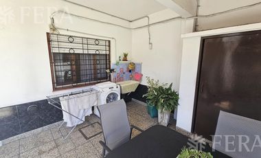 Venta de casa de 5 ambientes con cochera y quincho en Wilde