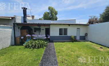 Venta de casa de 5 ambientes con cochera y quincho en Wilde