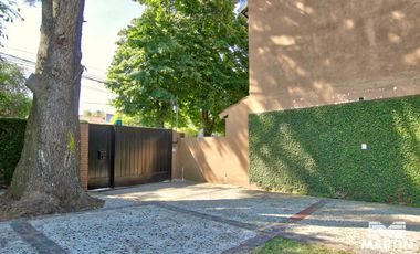 Casa en Venta de 5 Ambientes en Olivos con Jardín y Pileta