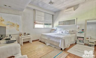 Casa en Venta de 5 Ambientes en Olivos con Jardín y Pileta