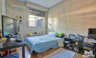 Casa en Venta de 5 Ambientes en Olivos con Jardín y Pileta