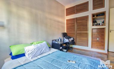 Casa en Venta de 5 Ambientes en Olivos con Jardín y Pileta