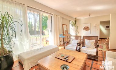 Casa en Venta de 5 Ambientes en Olivos con Jardín y Pileta