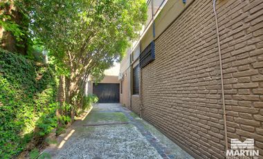 Casa en Venta de 5 Ambientes en Olivos con Jardín y Pileta