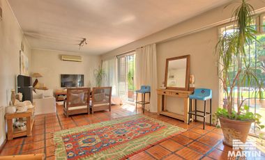 Casa en Venta de 5 Ambientes en Olivos con Jardín y Pileta