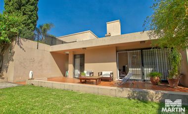 Casa en Venta de 5 Ambientes en Olivos con Jardín y Pileta