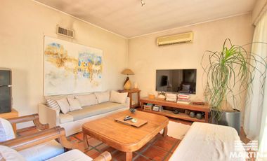 Casa en Venta de 5 Ambientes en Olivos con Jardín y Pileta