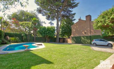 Casa en Venta de 5 Ambientes en Olivos con Jardín y Pileta