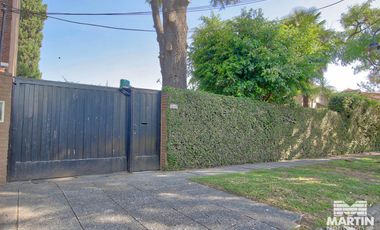 Casa en Venta de 5 Ambientes en Olivos con Jardín y Pileta