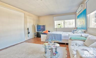 Casa en Venta de 5 Ambientes en Olivos con Jardín y Pileta