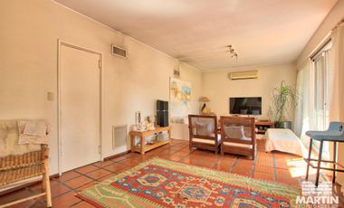 Casa en Venta de 5 Ambientes en Olivos con Jardín y Pileta