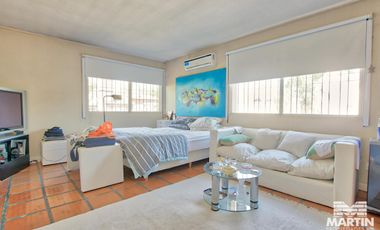 Casa en Venta de 5 Ambientes en Olivos con Jardín y Pileta