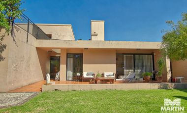 Casa en Venta de 5 Ambientes en Olivos con Jardín y Pileta