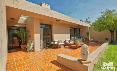 Casa en Venta de 5 Ambientes en Olivos con Jardín y Pileta