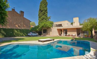 Casa en Venta de 5 Ambientes en Olivos con Jardín y Pileta