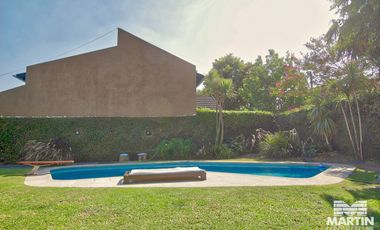 Casa en Venta de 5 Ambientes en Olivos con Jardín y Pileta