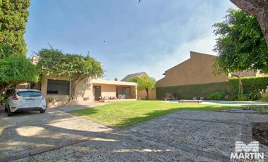 Casa en Venta de 5 Ambientes en Olivos con Jardín y Pileta