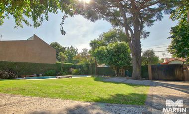Casa en Venta de 5 Ambientes en Olivos con Jardín y Pileta