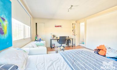 Casa en Venta de 5 Ambientes en Olivos con Jardín y Pileta