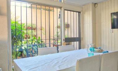 Casa en Venta de 5 Ambientes en Olivos con Jardín y Pileta