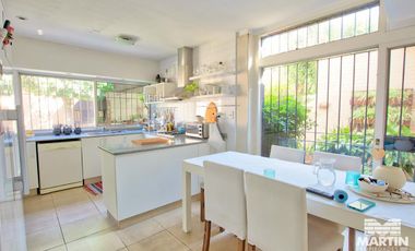 Casa en Venta de 5 Ambientes en Olivos con Jardín y Pileta