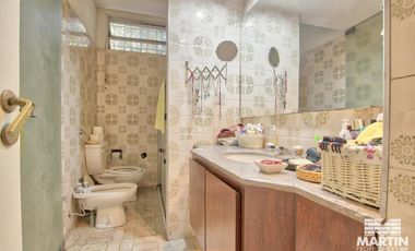 Casa en Venta de 5 Ambientes en Olivos con Jardín y Pileta