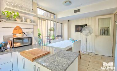 Casa en Venta de 5 Ambientes en Olivos con Jardín y Pileta