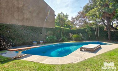 Casa en Venta de 5 Ambientes en Olivos con Jardín y Pileta