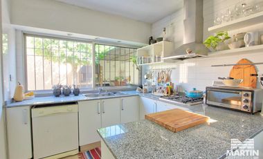 Casa en Venta de 5 Ambientes en Olivos con Jardín y Pileta