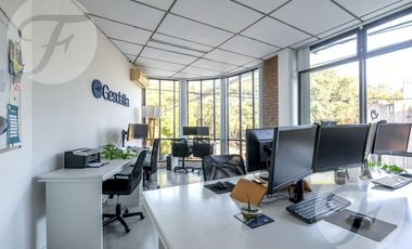Oficina en esquina céntrica – Luz, ubicación y potencial en San - Frente a la plaza Belgrano