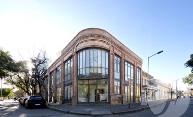 Oficina en esquina céntrica – Luz, ubicación y potencial en San - Frente a la plaza Belgrano