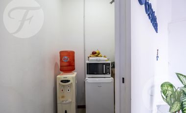 Oficina en esquina céntrica – Luz, ubicación y potencial en San - Frente a la plaza Belgrano