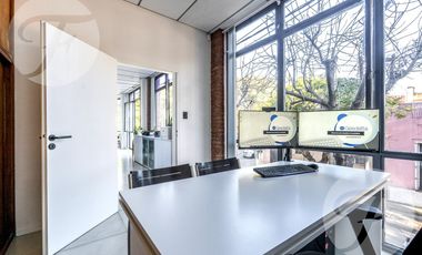 Oficina en esquina céntrica – Luz, ubicación y potencial en San - Frente a la plaza Belgrano