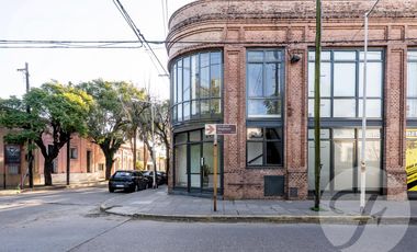Oficina en esquina céntrica – Luz, ubicación y potencial en San - Frente a la plaza Belgrano