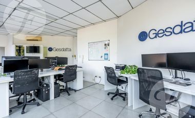 Oficina en esquina céntrica – Luz, ubicación y potencial en San - Frente a la plaza Belgrano