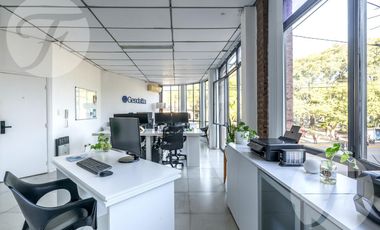 Oficina en esquina céntrica – Luz, ubicación y potencial en San - Frente a la plaza Belgrano