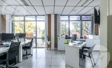 Oficina en esquina céntrica – Luz, ubicación y potencial en San - Frente a la plaza Belgrano