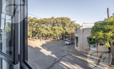 Oficina en esquina céntrica – Luz, ubicación y potencial en San - Frente a la plaza Belgrano