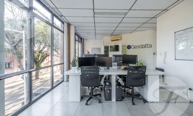 Oficina en esquina céntrica – Luz, ubicación y potencial en San - Frente a la plaza Belgrano
