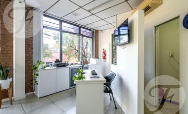 Oficina en esquina céntrica – Luz, ubicación y potencial en San - Frente a la plaza Belgrano