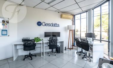 Oficina en esquina céntrica – Luz, ubicación y potencial en San - Frente a la plaza Belgrano