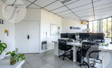 Oficina en esquina céntrica – Luz, ubicación y potencial en San - Frente a la plaza Belgrano