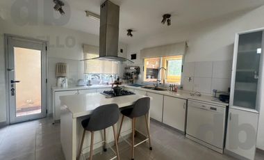 Casa en venta en Barrio Estancia Smithfield, sobre lote central